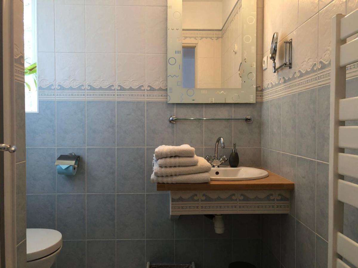 Le Cedre Bleu Bed & Breakfast Grosrouvre Exterior photo